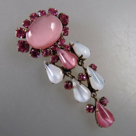 Neugablonz: Bewegliche Brosche im alten Stil um 1925 (36655)