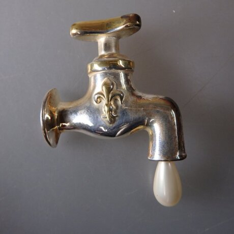 Neugablonz: Kuriose Brosche Wasserhahn (36700)