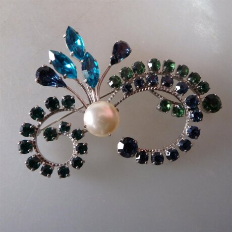 Neugablonz: Grosse Brosche farbiger Strass und Perle (35711)