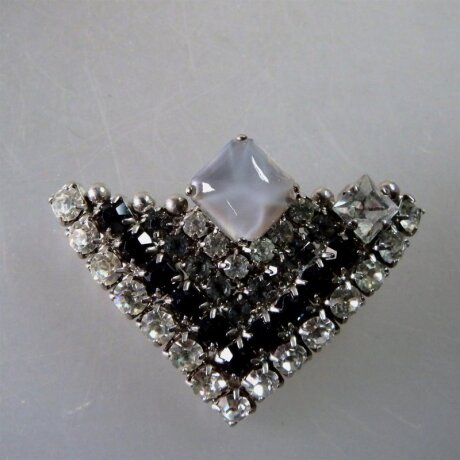 Neugablonz: Brosche Strass und Mondstein-Cabochon (35713)