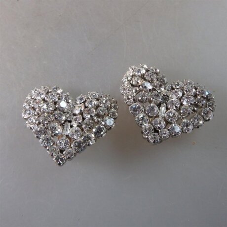 Neugablonz: Paar Ohrclips Herzen Strass um 1950 (35739)