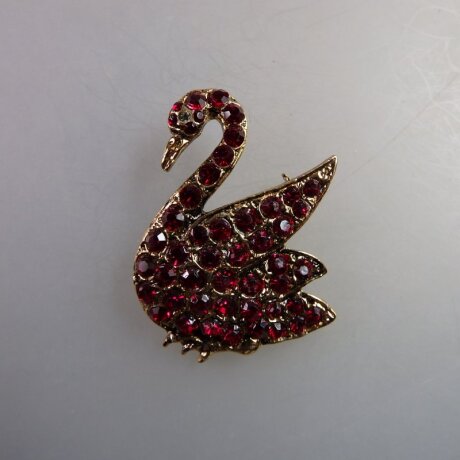 Neugablonz: Brosche Schwan roter Strass (35880)