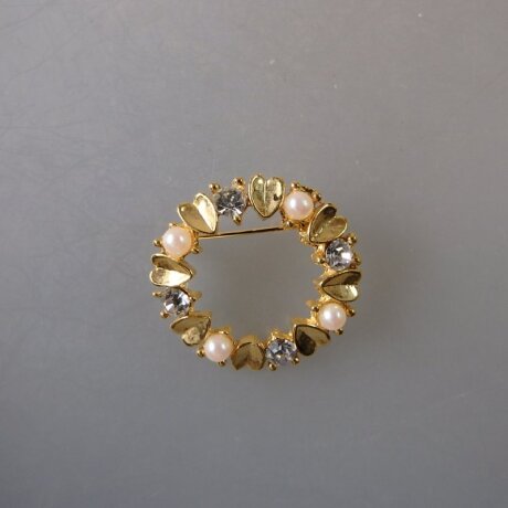 Neugablonz: Runde Brosche mit Perlen und Strass (35985)