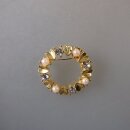 Neugablonz: Runde Brosche mit Perlen und Strass (35985)