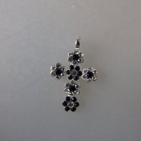 Neugablonz: Kleiner Anhänger Kreuz Strass (35989)