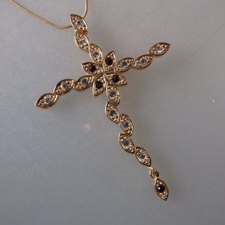 Neugablonz: Moderner Anhänger Kreuz mit Kette Strass (35998)