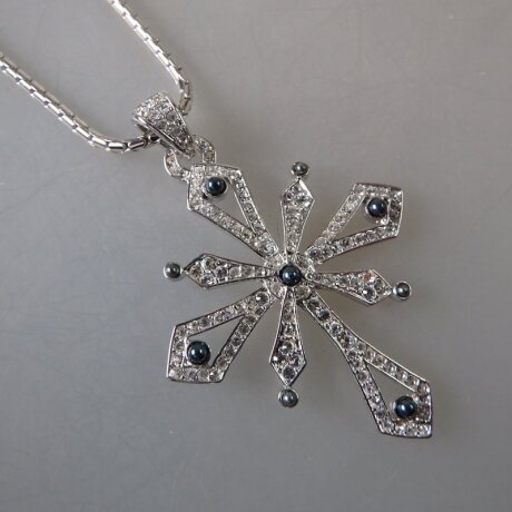 Neugablonz: Prächtiger Anhänger Kreuz mit Kette Strass (35999)