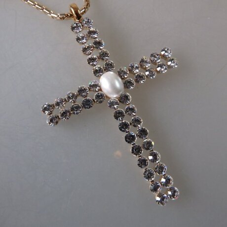 Neugablonz: Prächtiger Anhänger Kreuz mit Kette Strass (36000)