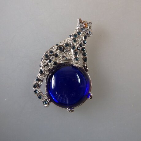 Neugablonz: Brosche Panther auf blauen Cabochon (36023)