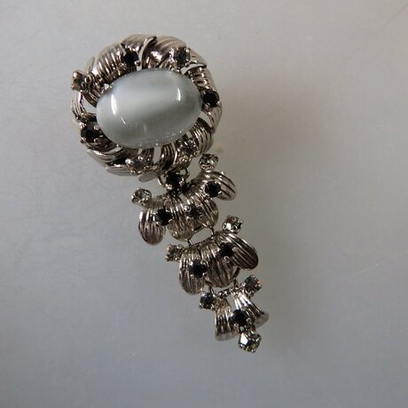 Neugablonz: Bewegliche Brosche Mondstein Cabochon (36051)