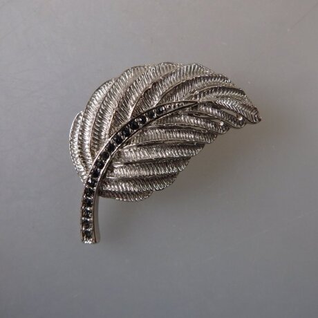 Neugablonz: Massive Brosche Blatt schwarzer Strass (36062)