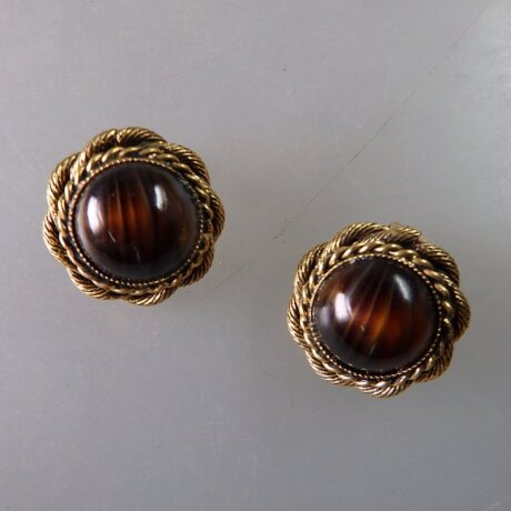 Neugablonz: Paar Ohrclips Tigeraugen Cabochon um 1950 (36189)