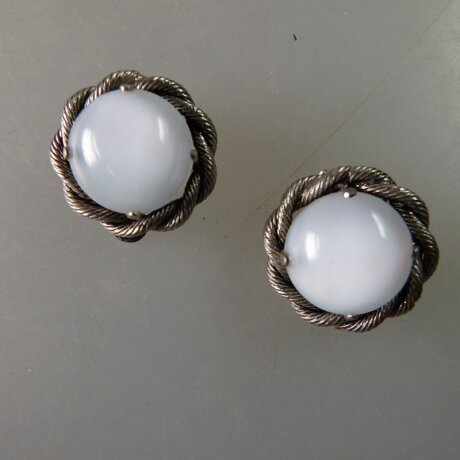 Neugablonz: Paar Ohrclips Opal Cabochon um 1950 (36195)