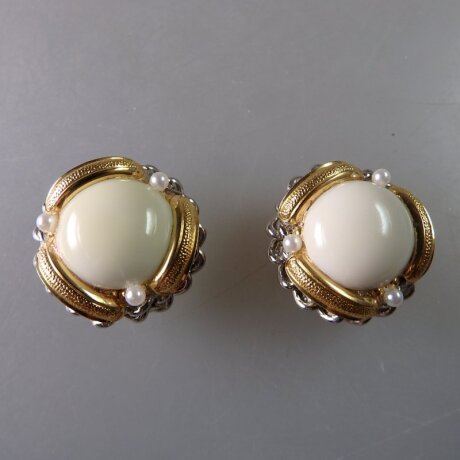 Neugablonz: Paar opulente weisser Onyx Ohrclips um 1950 (36254)