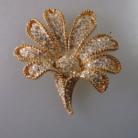 Neugablonz: Prächtige Brosche Blüte Strass um 1960 (36280)