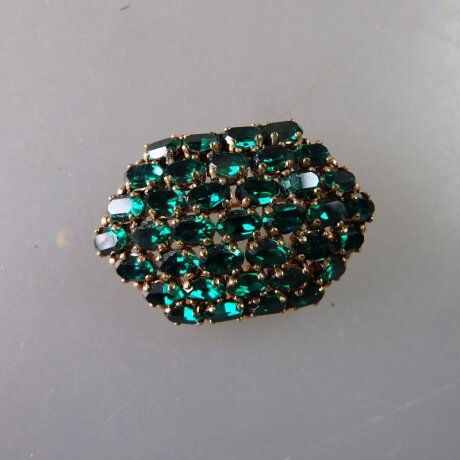 Neugablonz: Gewölbte Brosche grüner Strass um 1950 (36283)