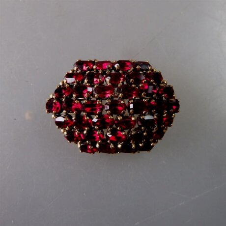 Neugablonz: Gewölbte Brosche granatroter Strass um 1950 (36285)