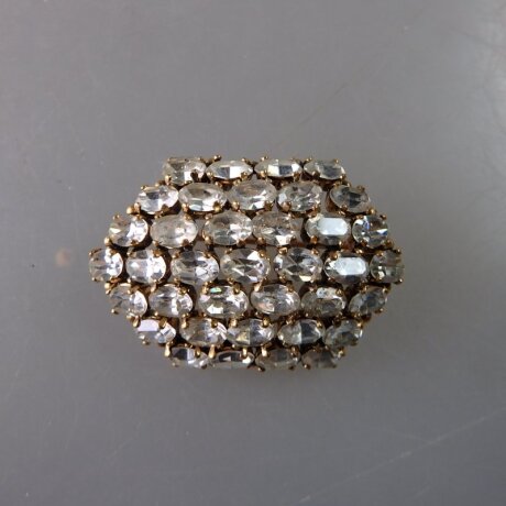 Neugablonz: Gewölbte Brosche weisser Strass um 1950 (36286)