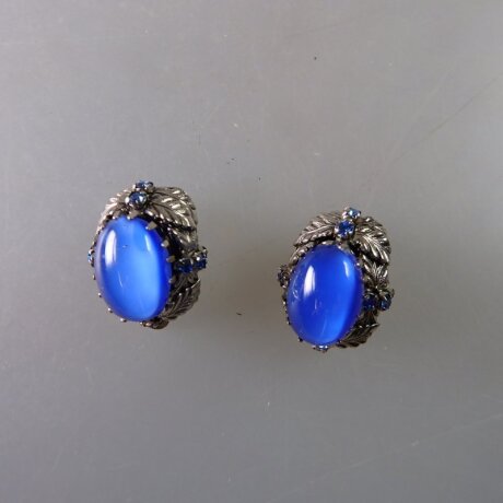 Neugablonz: Paar Trachtenohrclips blauer Cabochon um 1950 (36299)