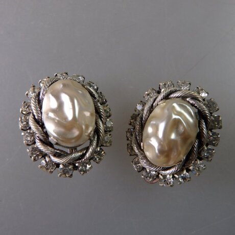 Neugablonz: Paar opulente Ohrclips Perle um 1950 (36320)