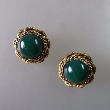 Neugablonz: Paar Ohrclips grüner Jade Cabochon um 1950 (36329)