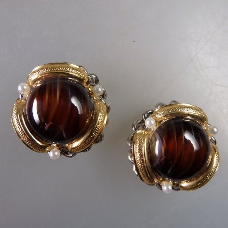 Neugablonz: Paar opulente Ohrclips Tigeraugen Cabochon um 1950 (36339)