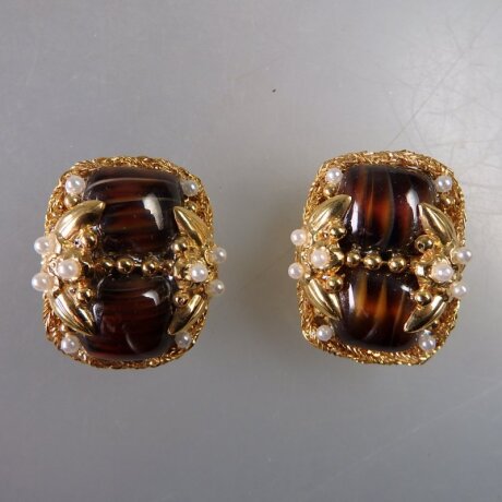 Neugablonz: Paar opulente Ohrclips Tigeraugen Cabochon um 1950 (36340)