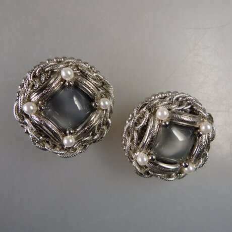 Neugablonz: Paar mächtige Ohrclips Mondstein Cabochon um 1950 (36342)