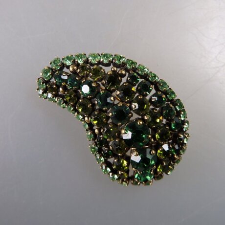 Neugablonz: Gewölbte Brosche grüner Strass um 1950 (36537)