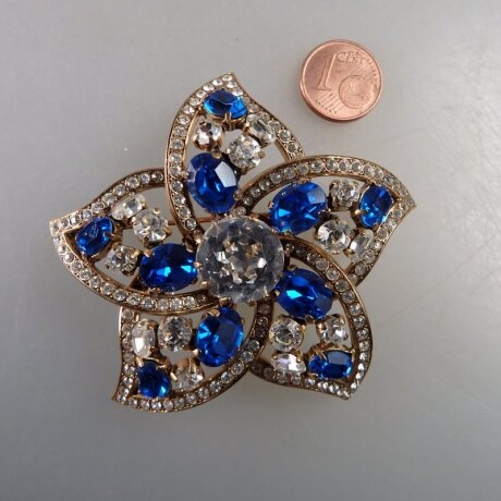 Neugablonz: Grosse Brosche blauer und weisser Strass (36605)