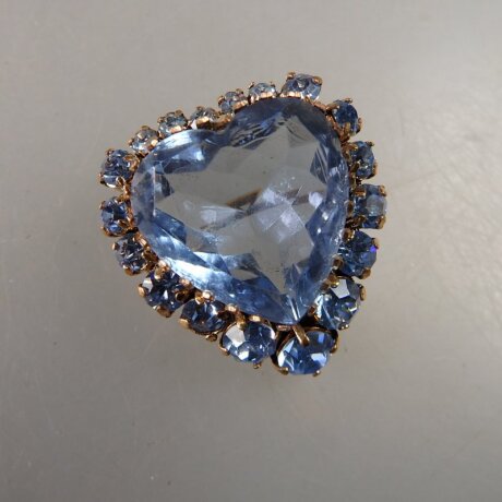 Neugablonz: Brosche Herz aquamarinblauer Strass um 1950 (36615)